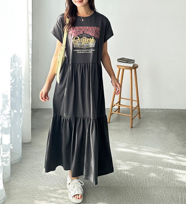 GeeRA（ジーラ）の「ピグメント風ティアードプリントＴシャツワンピース（カットソーワンピース）」｜赤黄色