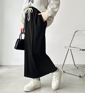 GeeRA（ジーラ）の「すっきり見え！フロントラインスウェットナロースカート（ロングスカート）」｜ブラック