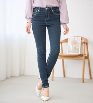 alotta（アロッタ）の「美脚ストレッチスキニーデニムパンツ（フルレングスパンツ）」｜ブルー