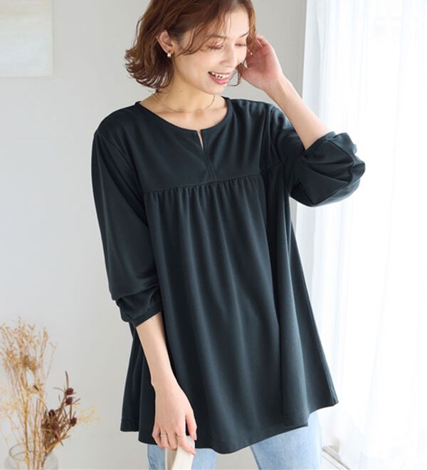 Viola e Viola（ヴィオラ エ ヴィオラ）の「なめらかポンチ　キーネックチュニック（チュニック）」｜ネイビー