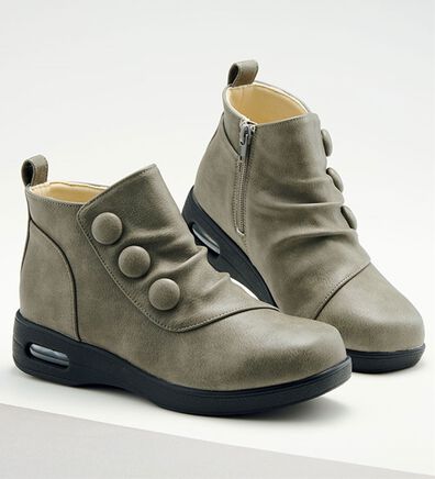 BELLUNA（ベルーナ）の「５Ｅくるみボタンエアショートブーツ（ブーツ）」