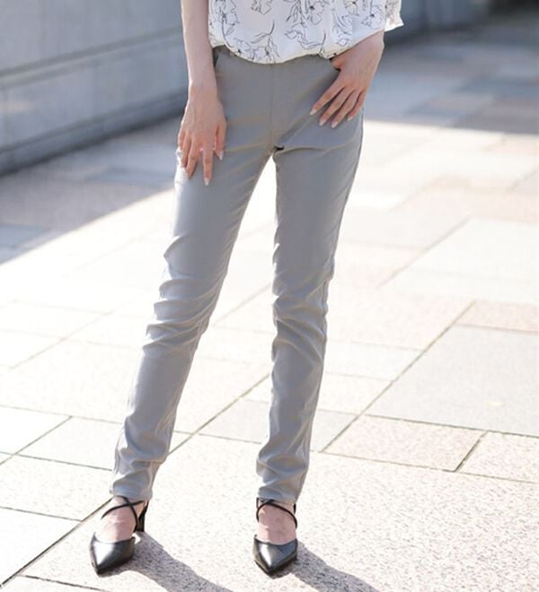 A HAPPY MARILYN（アハッピーマリリン）の「【Ｍ～８Ｌ】【選べる丈】のび～る ストレッチ ツイル 魔法の 美脚レギンスパンツ（スリム・スキニーパンツ）」｜ペールグレー