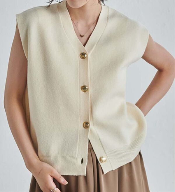 RANAN（ラナン）の「【ムースタッチ】洗える！ゴールド調ボタンニットベスト（ベスト）」｜詳細画像