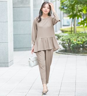 alotta（アロッタ）の「【２点セット】楽ちんキレイ見えパンツセットアップ（セットアップ）」｜グレージュ