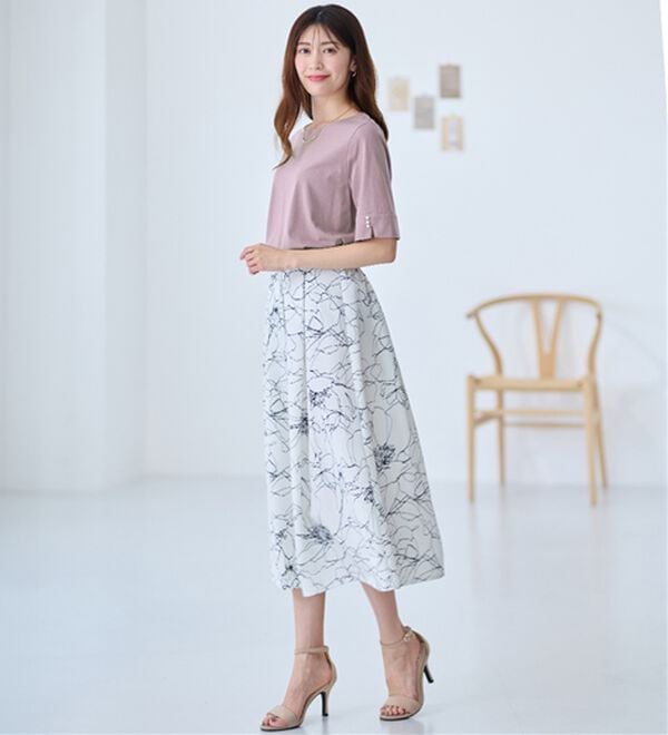 alotta（アロッタ）の「【選べる袖丈】柔らか綿混素材パール調ボタンＴシャツ（カットソー）」｜詳細画像