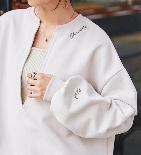 RANAN（ラナン）の「裏起毛Ｖネックロゴ刺しゅうスウェット（トレーナー・スウェット）」｜詳細画像