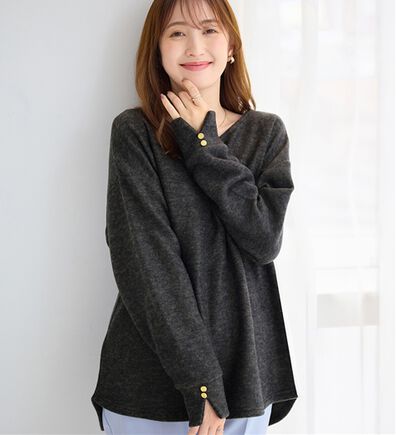 alotta（アロッタ）の「ふわ軽！柔らかニットソー金ボタンゆるトップス（カットソー）」