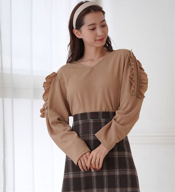 A HAPPY MARILYN（アハッピーマリリン）の「【Ｌ～６Ｌ】【ＭａｒｉｌｙｎＳｗｅｅｔ】体型別フェミニン 肩フリルＶネックカットプルオーバー（カットソー）」｜詳細画像