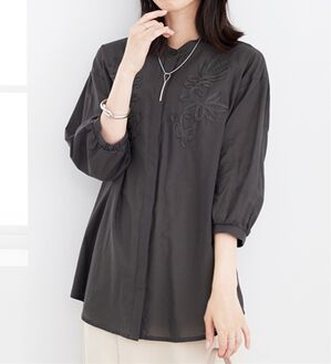 BELLUNA（ベルーナ）の「コード刺しゅうデザインシャツチュニック（チュニック）」｜チャコール