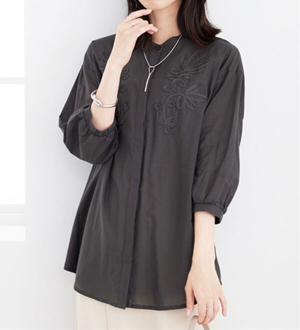 BELLUNA（ベルーナ）の「コード刺しゅうデザインシャツチュニック（チュニック）」｜チャコール