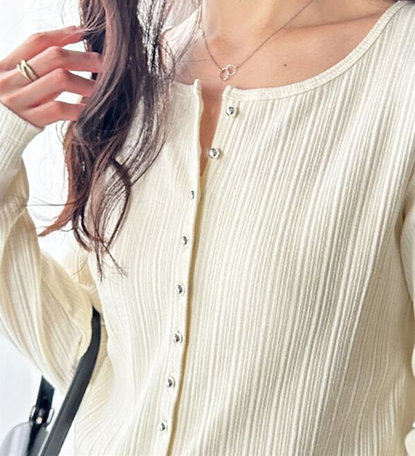 GeeRA（ジーラ）の「メニーボタンランダムリブトップス（カットソー）」｜詳細画像