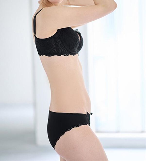 LAVIENNE（ラヴィエンヌ）の「レーシー脇高スッキリブラ＆ショーツ（ブラジャー＆ショーツセット）」｜詳細画像