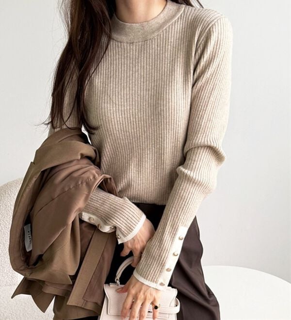 GeeRA（ジーラ）の「袖口ボタン配色ハイネックリブニット（ニット・セーター）」｜詳細画像