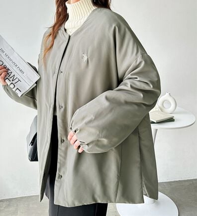 GeeRA（ジーラ）の「【U.S. POLO ASSN.】 ノーカラー中わたブルゾン（ハーフコート）」