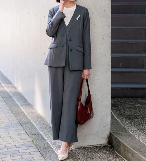 GeeRA（ジーラ）の「ジャケット＆ブラウス＆オールインワン3点セットスーツ（その他スーツ）」｜チャコール系