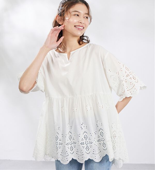 Viola e Viola（ヴィオラ エ ヴィオラ）の「綿レースキーネックチュニック（チュニック）」｜オフホワイト