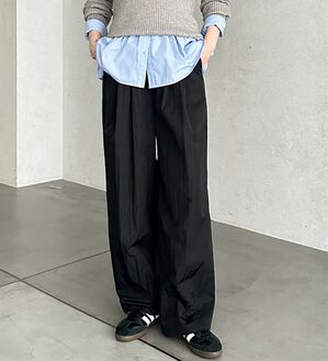 GeeRA（ジーラ）の「さらとろ素材が嬉しい！ダブルタックワイドパンツ（フルレングスパンツ）」｜ブラック