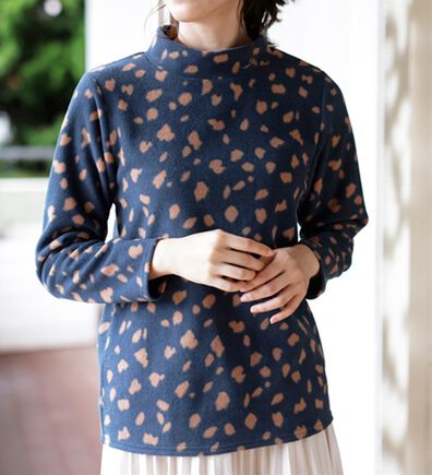 LAVIENNE（ラヴィエンヌ）の「薄手ストレッチフリースのプリントハイネック長袖（ニット・セーター）」