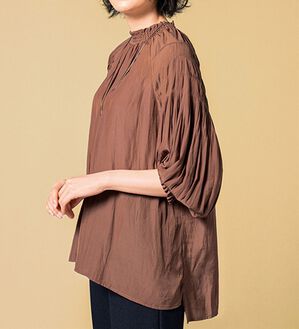 VINNO（ヴィノ）の「マットサテン素材・袖プリーツフレアーブラウス（ブラウス）」｜詳細画像