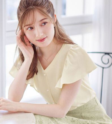 alotta（アロッタ）の「パール調ボタンフリル袖サマーニット【美人百花掲載】（ニット・セーター）」