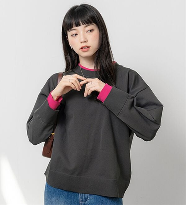 BELLUNA（ベルーナ）の「重ね着風配色スポンディッシュニット（ニット・セーター）」｜チャコール&times;ピンク