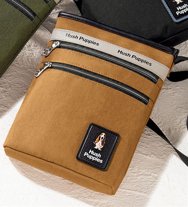 「＜ハッシュパピー＞バーティカルミニショルダー（メンズショルダーバッグ）」｜キャメル