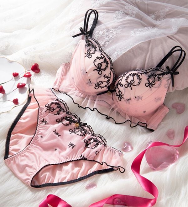 YU'NOW（ユナウ）の「まる胸メイクのちゅるんブラ＆ショーツ（ブラジャー＆ショーツセット）」｜詳細画像