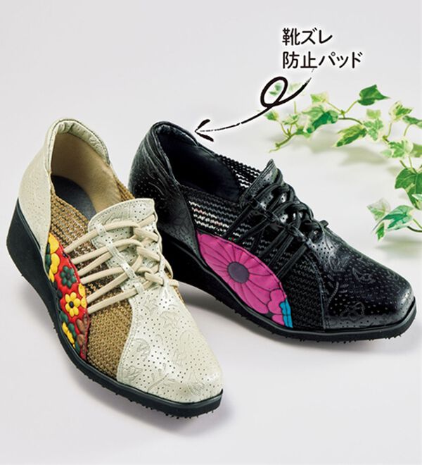 BELLUNA（ベルーナ）の「＜マテラ＞５Ｅ幅広フラワー本革型押シューズ（フラットシューズ）」｜詳細画像