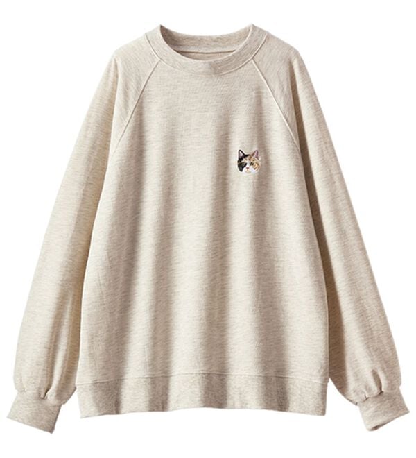 BELLUNA（ベルーナ）の「ワンポイントネコ刺しゅう裏毛プルオーバー（カットソー）」｜オートミール