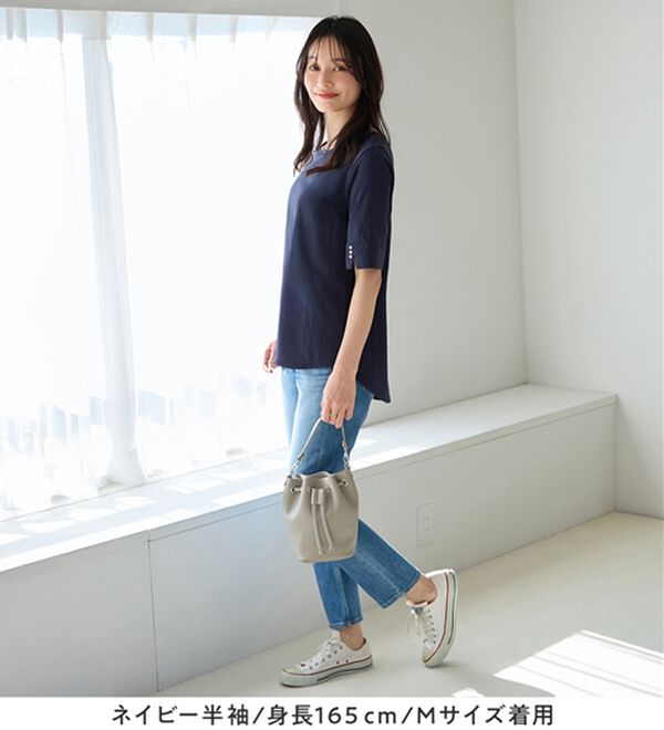 alotta（アロッタ）の「【選べる袖丈】柔らか綿混素材パール調ボタンＴシャツ（カットソー）」｜詳細画像