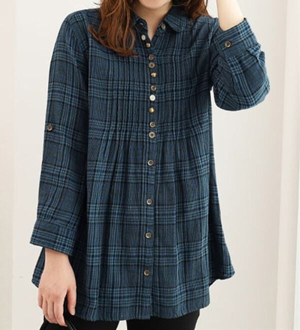 BELLUNA（ベルーナ）の「ダブルガーゼ素材オーバーブラウス（ブラウス）」｜ブルー系チェック