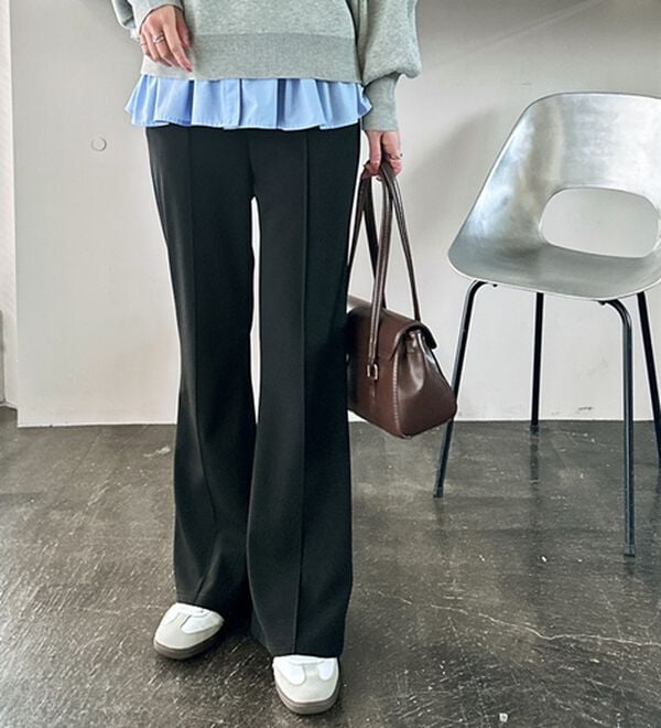 GeeRA（ジーラ）の「センターラインセミフレアカットパンツ（フルレングスパンツ）」｜詳細画像