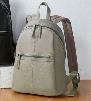 BELLUNA（ベルーナ）の「がばっと開いて多収納！牛革軽量リュック（リュック）」｜グレージュ