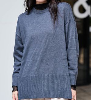 RANAN（ラナン）の「ワイドリブ使いカラーニットチュニック（ニット・セーター）」｜チャコール（クルーネック）