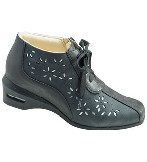 BELLUNA（ベルーナ）の「４Ｅカットワークハイカットシューズ（ブーツ）」｜黒