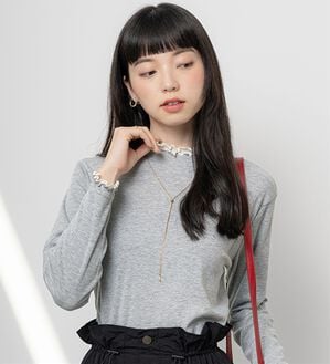 BELLUNA（ベルーナ）の「重ね着風フリル衿プルオーバー（カットソー）」｜杢グレー&times;オフ白