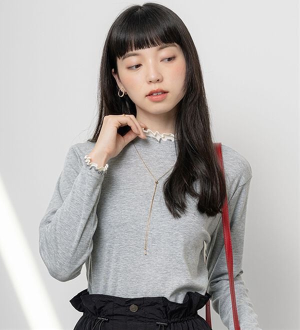 BELLUNA（ベルーナ）の「重ね着風フリル衿プルオーバー（カットソー）」｜杢グレー&times;オフ白