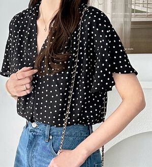 GeeRA（ジーラ）の「サラサラ涼しい！着やせも叶うフレアー袖ブラウス（ブラウス）」｜ブラックケイドット