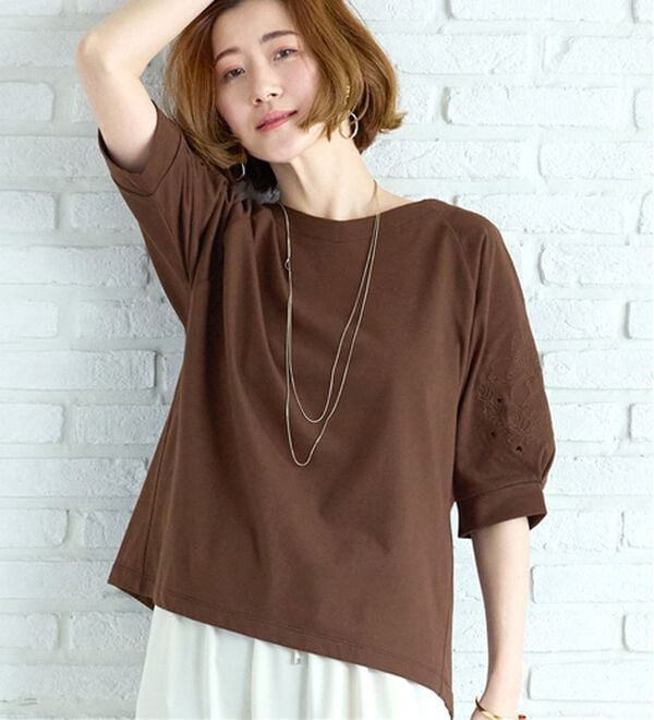 BELLUNA（ベルーナ）の「袖刺しゅうデザインＶネックプルオーバー（カットソー）」｜詳細画像