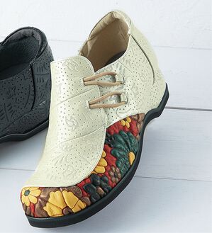 BELLUNA（ベルーナ）の「＜マテラ＞４Ｅ幅広フラワー本革型押しスリッポン（スリッポン）」｜アイボリー