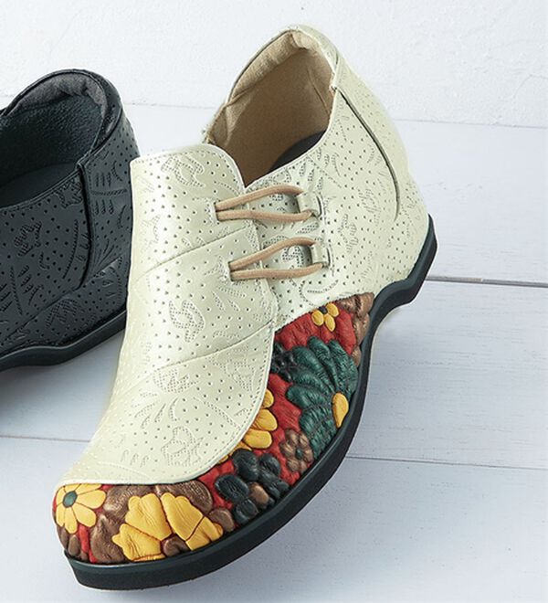 BELLUNA（ベルーナ）の「＜マテラ＞４Ｅ幅広フラワー本革型押しスリッポン（スリッポン）」｜アイボリー