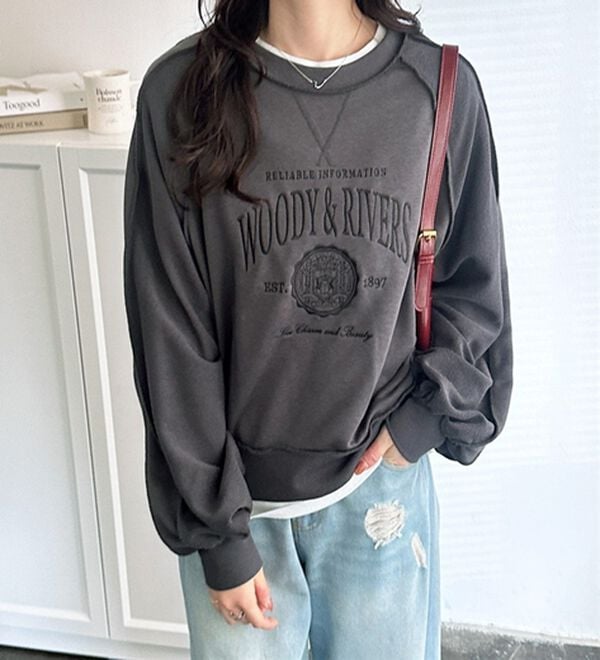 GeeRA（ジーラ）の「リメイク風刺しゅうロゴ裏毛スウェット（カットソー）」｜詳細画像