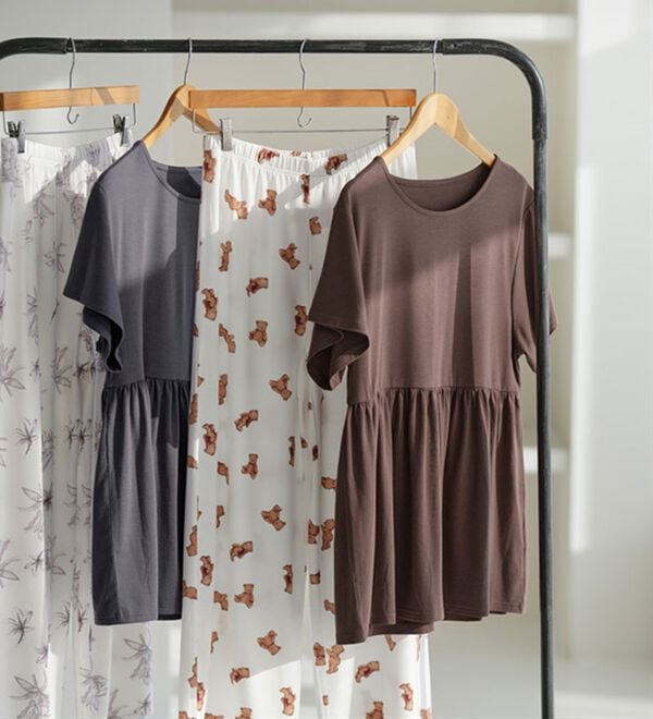 YU'NOW（ユナウ）の「【上下２点セット】レーヨンブレンドペプラムパジャマセット（パジャマ・ルームウェア）」｜詳細画像