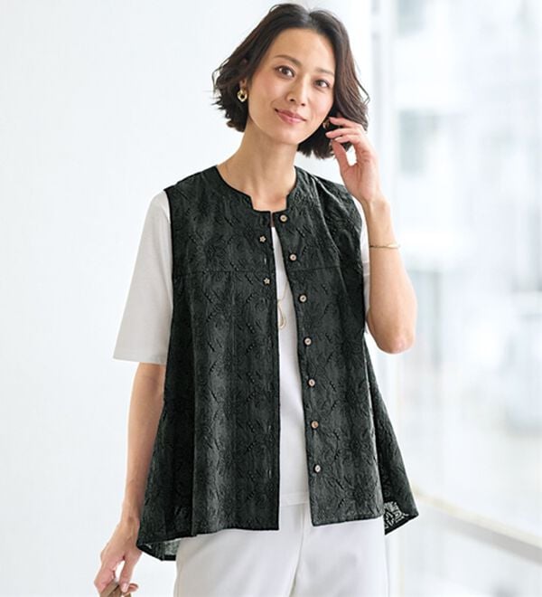 BELLUNA（ベルーナ）の「インド綿大人の花柄フレアーベスト（ベスト）」｜ブラック