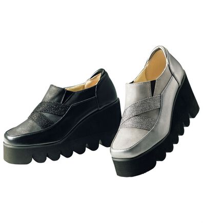 BELLUNA（ベルーナ）の「４Ｅ異素材ベルトキャタピラーシューズ（スリッポン）」