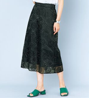 VINNO（ヴィノ）の「サークル刺しゅう総レーススカート（ロングスカート）」｜ブラック