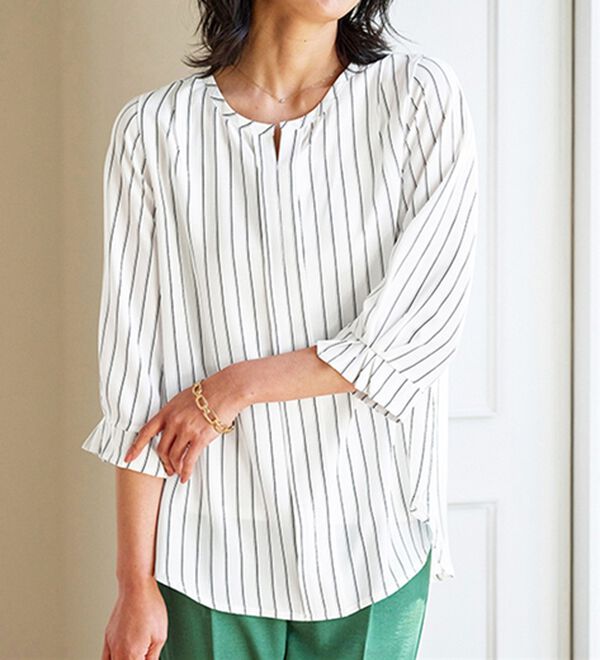 BELLUNA（ベルーナ）の「ひんやり機能付！袖タックキーネックブラウス（ブラウス）」｜詳細画像