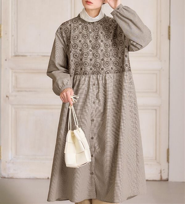 Viola e Viola（ヴィオラ エ ヴィオラ）の「パッと華やぐ繊細刺しゅうの大人シャツワンピース（シャツワンピース）」｜詳細画像