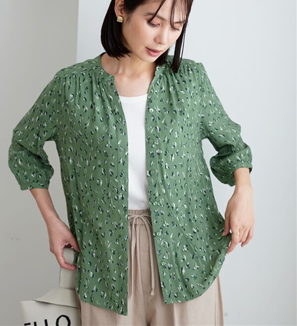 BELLUNA（ベルーナ）の「レーヨン素材ギャザー使いプリントブラウス（ブラウス）」｜詳細画像