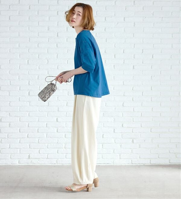 BELLUNA（ベルーナ）の「袖刺しゅうデザインＶネックプルオーバー（カットソー）」｜詳細画像